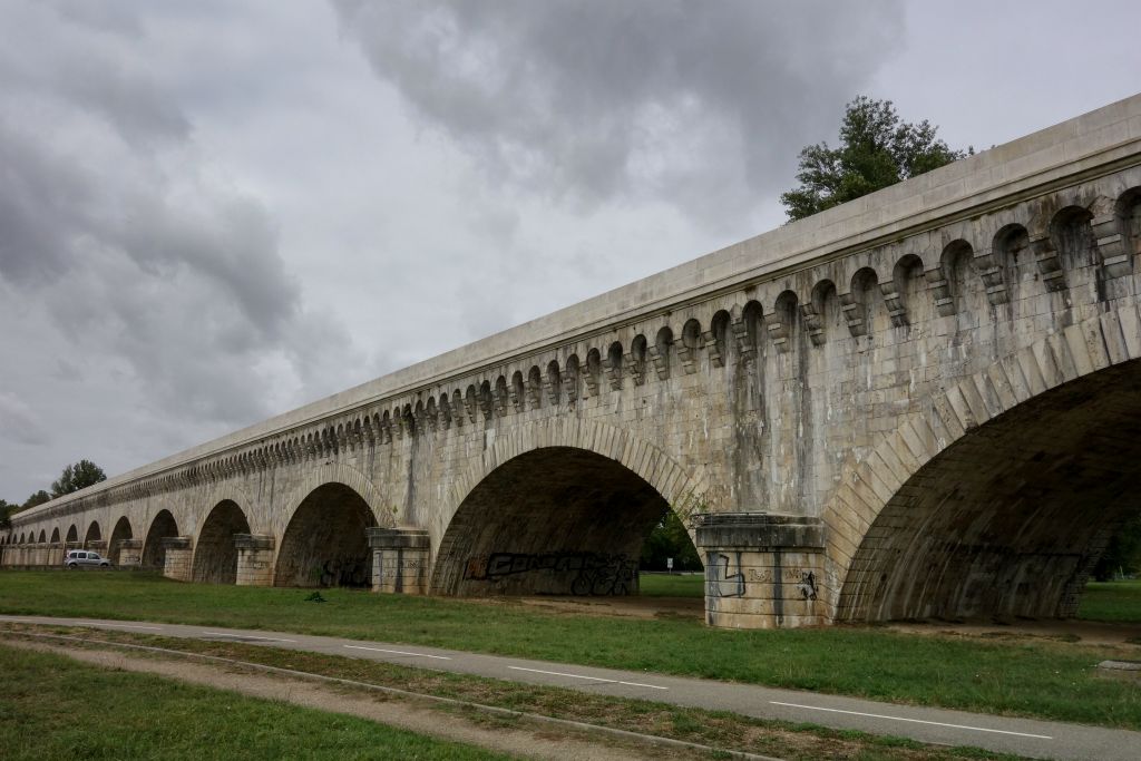 Le Pont-Canal d'Agen impressionne avec ses 23 arches